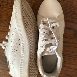 Puma white gently used, excellent condition, size 6 women US